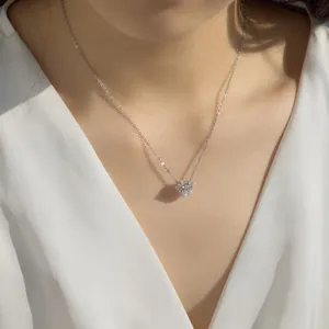 Primo piano della collana in argento S925 con pendente a cuore in zirconia su modella