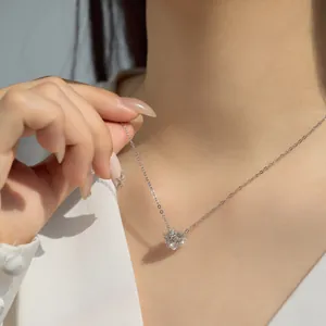 Dettaglio della collana con fiocco in argento S925 e zircone a cuore sul collo