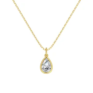 Elegante collana dorata con un pendente in zircone bianco a forma di pera incastonato