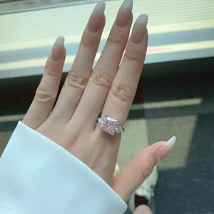 Détail d'une bague en argent S925 de luxe avec une grande pierre rose carrée étincelante