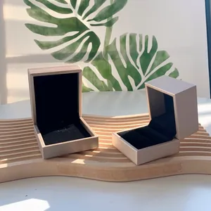 Haltbare grüne quadratische Schmuckbox mit schwarzem Samtfutter für Ringe und Anhänger