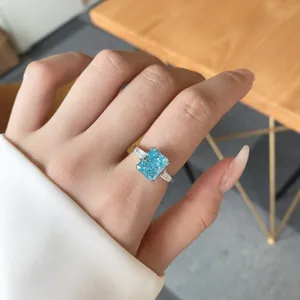 Detailaufnahme von S925 Silberring mit Aquamarin im Radiantschliff und Seiten-Diamanten
