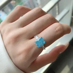 Detailopname van rechthoekige aquamarijn en baguette-diamanten op S925 zilveren ring