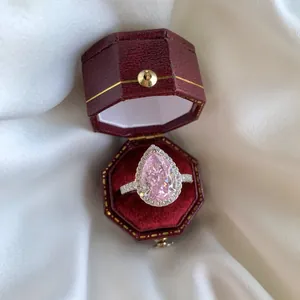 Bague luxe en argent S925 avec diamant rose poire dans son écrin à bijoux rouge vintage