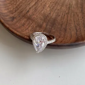 Vue détaillée d'une bague en argent s925 avec diamant poire et sertissage halo chic