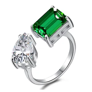 Anello aperto in argento S925 con pietre taglio a goccia e smeraldo su sfondo bianco