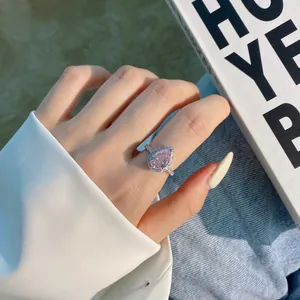 Vue détaillée d'une bague en argent s925 avec diamant rose poire et sertissage pavé halo