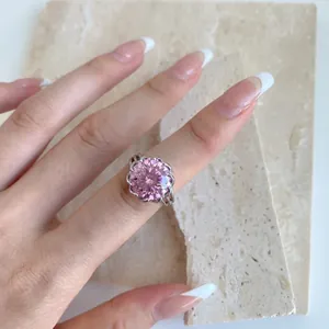 Détail d'une bague lotus en argent avec diamant rose 6ct portée au doigt par un mannequin
