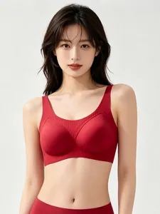 Detail of red seamless sports bra featuring ribbed fabric and wide shoulder straps