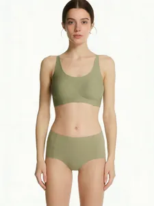 Vue de face d'un ensemble de lingerie sans couture vert haricot avec soutien-gorge en U