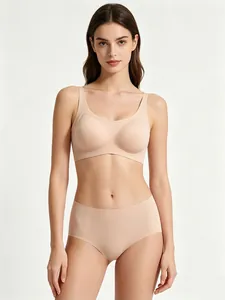 Vue de face de l'ensemble lingerie chair sans couture avec soutien en gel et larges bretelles