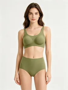 Vue frontale d'un ensemble de lingerie vert olive sans couture avec soutiens-gorge