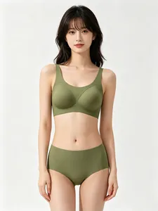 Vue de face de l'ensemble lingerie sans couture vert foncé avec texture côtelée