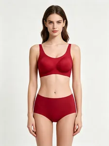Gros plan d'un ensemble sans couture rouge foncé avec soutien-gorge et culotte haute