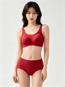Détail d'un ensemble de lingerie rouge sans couture avec col en U et texture côtelée