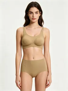 Détail d'un ensemble de lingerie sans couture en beige foncé avec texture côtelée