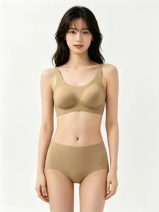 Détail d'un ensemble de lingerie sans couture avec soutien-gorge côtelé et culotte haute