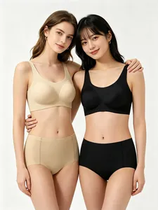 Détail d'un ensemble soutien-gorge sans couture et culotte haute en beige et noir