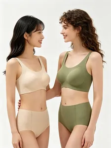 Ensembles lingerie sans couture à col en U beige et vert olive portés par des modèles