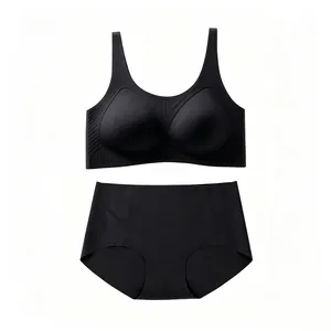 Gros plan sur l'ensemble de lingerie sans couture noir avec soutien-gorge à col en U et culotte