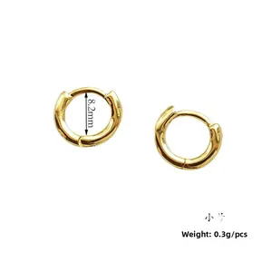 Dettaglio dei piccoli orecchini a cerchio placcati oro da 8,2mm con design minimalista.