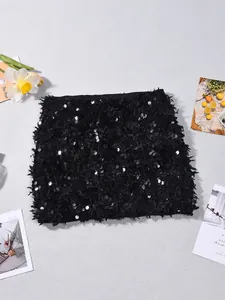 Detailansicht eines schwarzen Pailletten-Minirocks mit strukturierter Fransen-Optik