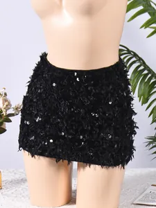 Detailaufnahme eines schwarzen, sexy Pailletten-Minirocks mit niedriger Taille am Model