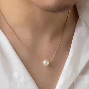 Minimalistische Perlenkette mit weißem 8mm Anhänger an einer goldenen Schlangenkette