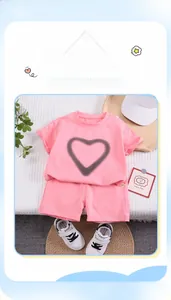 Dettaglio del set estivo rosa per bambina con stampa a cuore e tessuto morbido