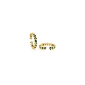 Détail macro d'une bague plaquée or 18 carats avec des zircons verts en forme de marquise
