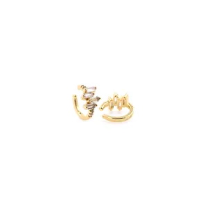 Detailansicht der 18K vergoldeten Ear Cuffs mit rechteckigen Zirkoniasteinen auf Weiß