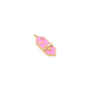 Nahaufnahme der rosa Emaille-Bienenanhänger mit Goldmond und Kristallverzierung