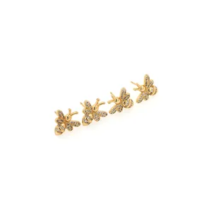 Eleganti orecchini a forma di ape placcati in oro 18K con zirconi su sfondo bianco