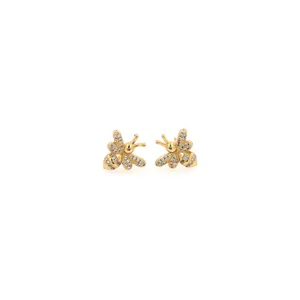 Dettaglio degli orecchini ad ape placcati in oro 18K con cristalli di zircone lucidi