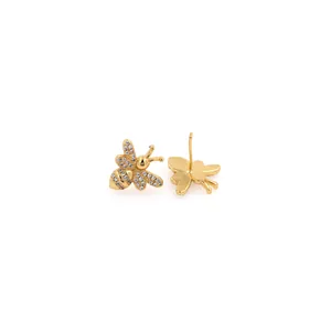 Dettaglio degli orecchini a perno ape placcati oro 18K con scintillanti zirconi bianchi