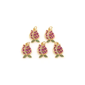 Dettaglio dei ciondoli a tulipano in oro 18K con zircone rosa e piccoli accenti di foglie