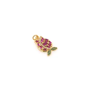 Macro di un ciondolo a fiore placcato oro 18K con petali in zircone rosa e foglie verdi