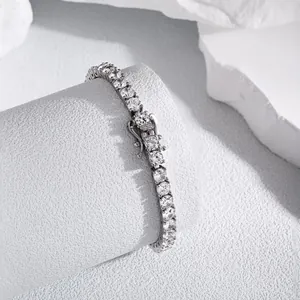 Dettaglio del bracciale tennis in argento sterling S925 con zirconi su un supporto in pietra