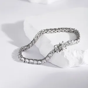 Dettaglio del bracciale tennis in argento con zirconi su base di pietra bianca