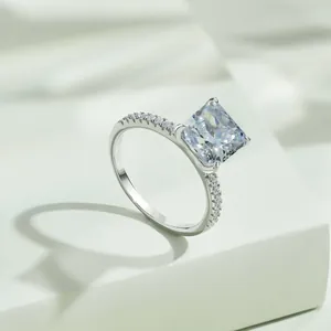 Primer plano de un anillo de plata S925 con una gran piedra preciosa de corte cuadrado