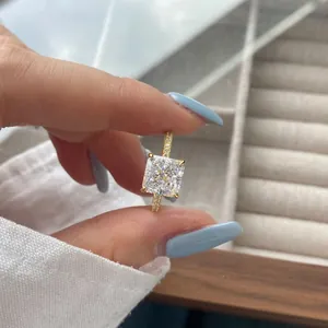 Détail d'une bague en argent s925 sertie d'un grand zircon taille carrée brillant