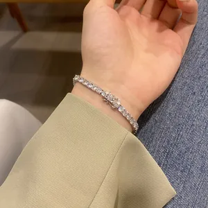 Dettaglio macro di un bracciale tennis da 4mm in argento S925 con zirconi scintillanti