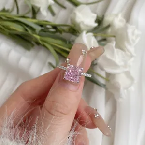 Détail macro d'une bague en argent avec zircon rose taille princesse et pavé de diamants