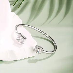 Eleganter S925 Sterlingsilber-Armreif mit quadratisch geschliffenen Zirkonia-Steinen