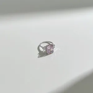 Vue détaillée d'une bague en argent 925 avec pierre rose rectangulaire de 6 carats
