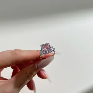 Détail macro d'une bague saphir rose taille émeraude avec diamants latéraux triangulaires