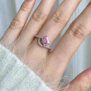 Vue macro d'une bague en argent S925 avec pierre rose et pavage brillant