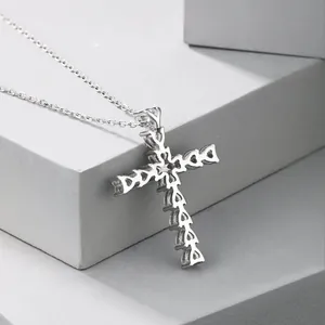 Vue détaillée du collier croix en argent sterling S925 avec motif coeur évidé ajouré
