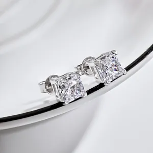 Klassieke S925 sterling zilveren oorknopjes met schitterende vierkant geslepen zirkoon