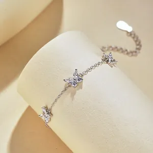 Bracelet papillon en argent sterling S925 avec zircons brillants sur support beige